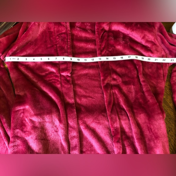 Coral Fleece Robe in Fuchsia One Size - Picture 4 of 5